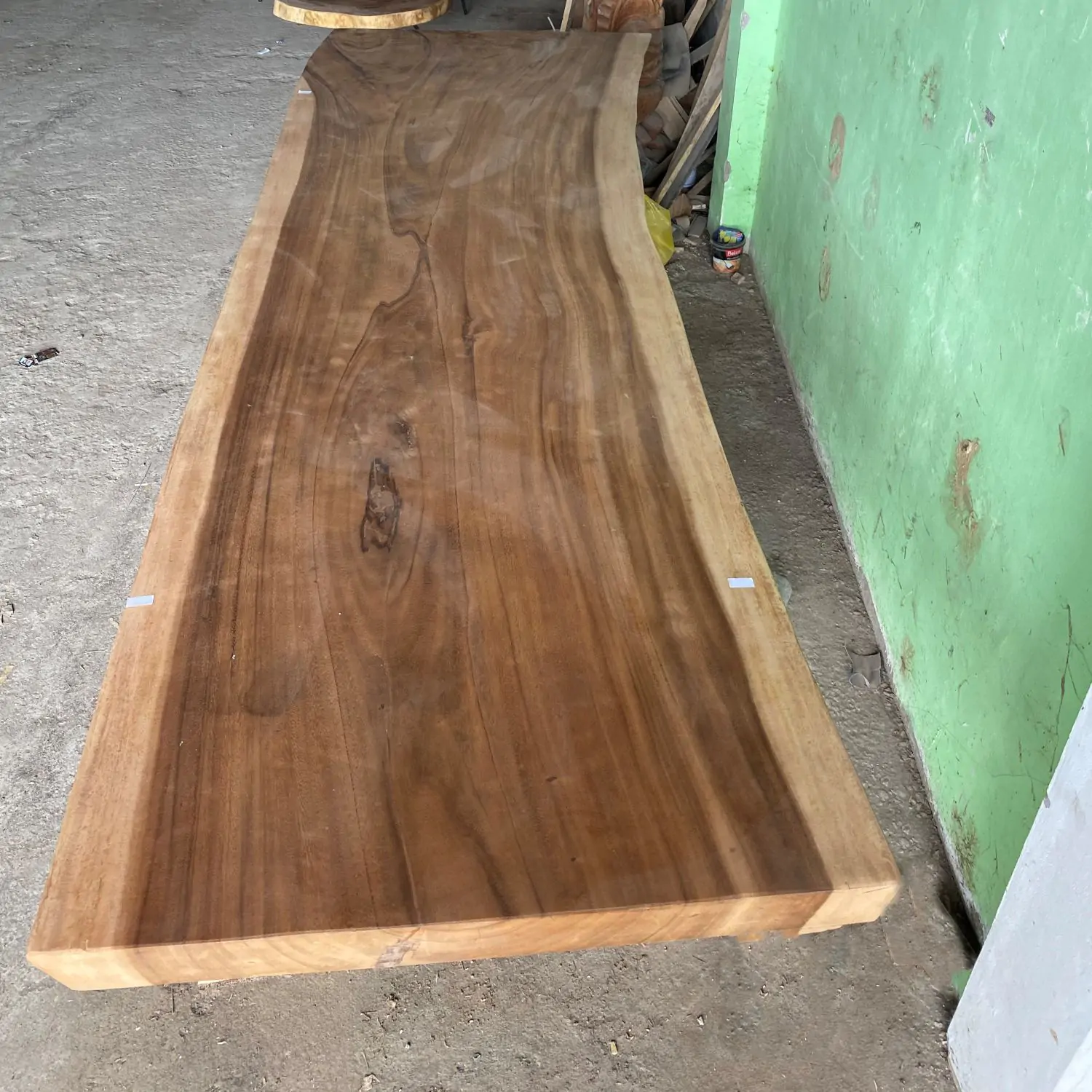  Product image 8 of the product “Natural wood table suar with metal legs X-style, 314cm length, 107cm width, 83.5 cm height. Table top 7cm thickness ”